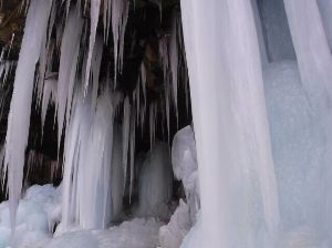 氷瀑観賞 トレッキング 浅間 軽井沢「秘境の氷柱づくし」 冬のアウトドア 自然体験 1日ツアー