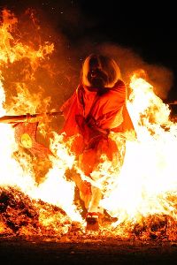 琴平神社例大祭・天狗の火渡り