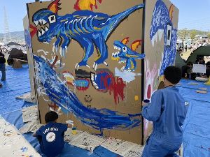 大きなダンボールに自由に絵を書こう！KIDS ART EXPO2024
