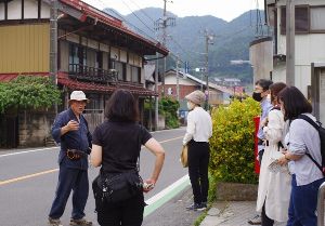 東郷公園の紅葉を楽しみ築150年の古民家に泊まろう