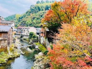 【紅葉・見ごろ】湯の鶴温泉街