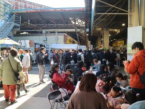 「夕祭（ゆうさい）」夕方の市場で屋台祭り（川崎幸市場）