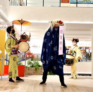 獅子舞館内練り歩き