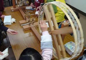 教室「糸つむぎ体験」