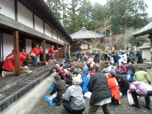 清水寺の大般若会式の餅投げ