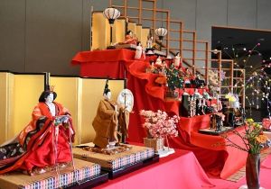 コレクション展　春容-はなとりの雛飾りとともに-