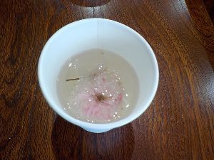 ふれあいまつり　さくら茶のふるまい
