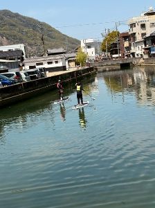 常夜灯の前でSUP体験