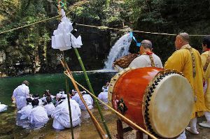 春の赤目四十八滝滝まいり