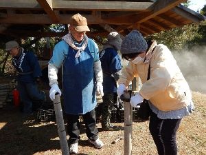 国営昭和記念公園　こもれびの里「竹炭焼き体験」