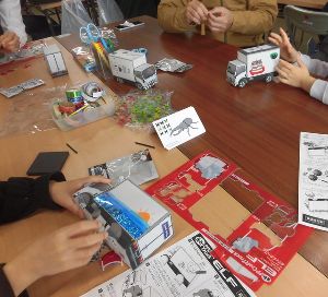 デザイン教室「ペーパートラックを作ろう」