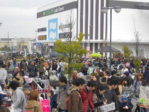 越谷レイクタウン駅前広場フリーマーケット（5月）