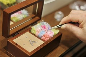 オルゴールを彩る プリザーブドフラワー体験