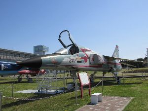 F-1戦闘機のコックピット見学