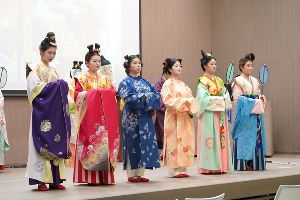 奈良大学国文学科 体験型授業「国文学の世界―万葉びとの衣装―」