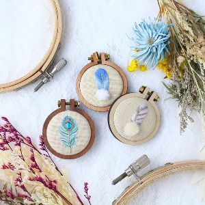 ArtMACHI Museum26「鳥の羽根のミニチュア刺繍枠 」