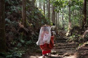 吉野熊野国立公園指定90周年記念「平安衣装で巡る 熊野詣体験ウォークツアー」